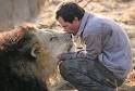 جنوبی افریقہ کے ایک شہری نے چالیس شیروں سے دوستی کرکے دنیا بھر کی توجہ حاصل کر لی ہے۔