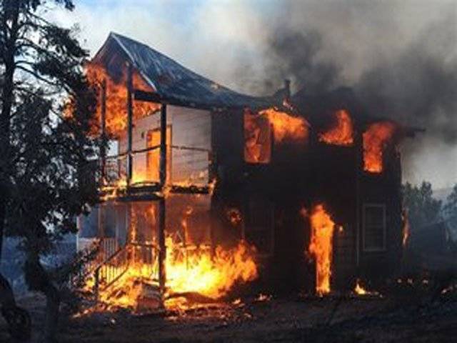 امریکی ریاست کیلی فورنیا کے جنگلوں میں لگنے والی آگ آبادی تک پھیل گئی ۔ درجنوں گھر جل کر خاکستر اور سینکڑوں افراد نقل مکانی پر مجبور ہوگئے ہیں ۔