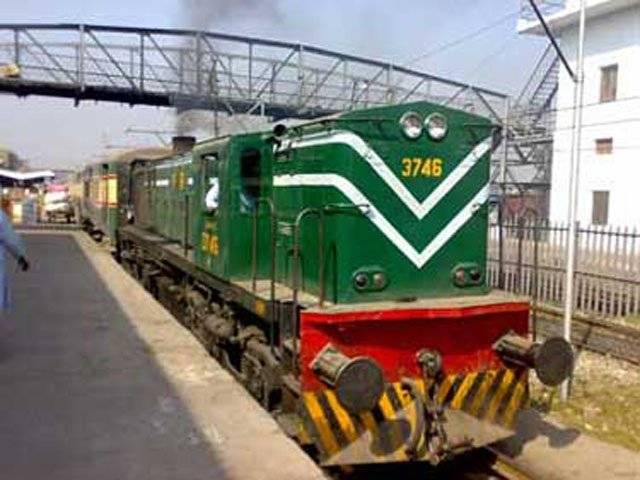 پاکستان ریلویزنےتیل کی قیمتوں میں اضافہ اورمالی خسارے پر قابو پانے کیلئے ریل کے کرایوں میں پانچ سے پندرہ فیصد اضافے کا فیصلہ کرلیا ہے۔  