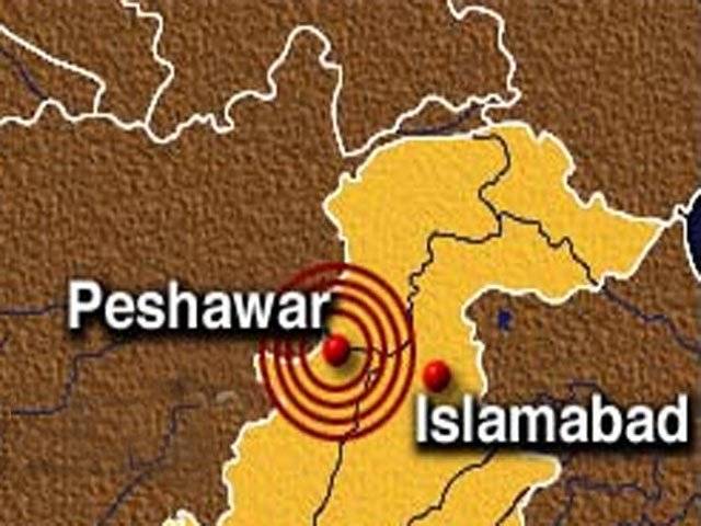 پشاور سیمت صوبہ خیبر پختونخوا کے شمال مغربی علاقوں میں زلزلے کے جھٹکے محسوس کیے گئے ہیں، ریکٹر سکیل پر جن کی شدت پانچ اعشاریہ ایک ریکارڈ کی گئی ہے۔