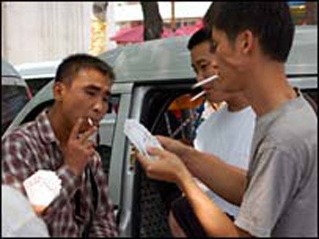 چین میں تمباکو نوشی کرنے والوں کی تعداد تیس کروڑ تک پہنچ گئی، ماہرین نے خدشہ ظاہرکیا ہے کہ دو ہزارتیس تک سالانہ پینتیس لاکھ افراد تمباکو نوشی کی وجہ سے ہلاک ہوسکتے ہیں۔
