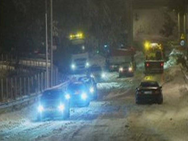 یونان کے دارالحکومت ایتھنزمیں شدید برفباری اورتیزآندھی کے باعث ٹریفک کا نظام درہم برہم ہوگیا، خراب موسم کے باعث تعلیمی ادارے بند ہیں۔