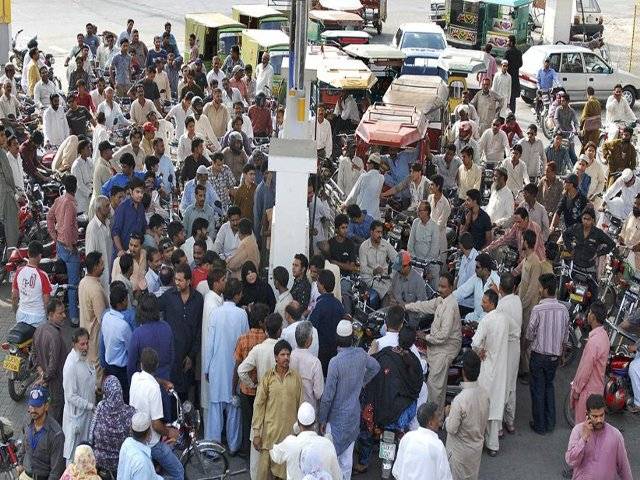 پنجاب کے اکثر شہروں اور سندھ کے دارالحکومت کراچی میں پٹرول کی قلت پانچویں روز بھی برقرار، پٹرول پمپس پر گاڑیوں اور موٹر سائیکلوں کی لمبی قطاریں ۔T