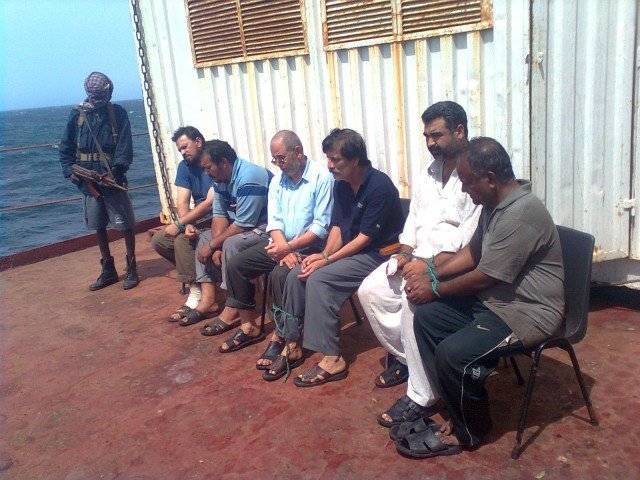 صومالی قزاقوں سے رہائی پانے والے پاکستانیوں کوخلیج عدن میں پاک بحریہ کے حوالے کردیا گیا ۔