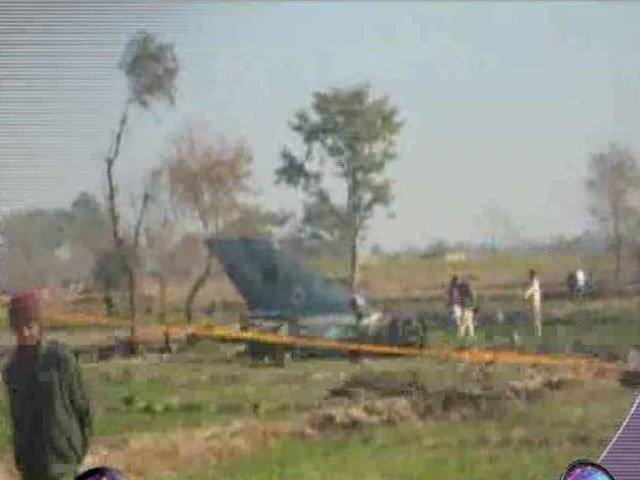 میانوالی کے قریب پاک فضائیہ کا تربیتی طیارہ گرکر تباہ ہوگیا، سوار ٹرینر اور خاتون تربیتی پائلٹ کو شدید زخمی ۔