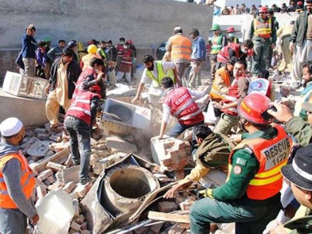 لاہورمیں سلنڈر دھماکے کے باعث فیکٹری کی عمارت منہدم ہوگئی، جاں بحق افراد کی تعداد پانچ ہوگئی جبکہ درجنوں افراد ملبے تلے دبے ہوئے ہیں۔