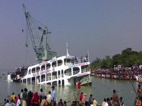 بنگلہ دیش میں کشتی الٹنے سے ایک سو پینسٹھ افراد لاپتہ ہوگئے۔