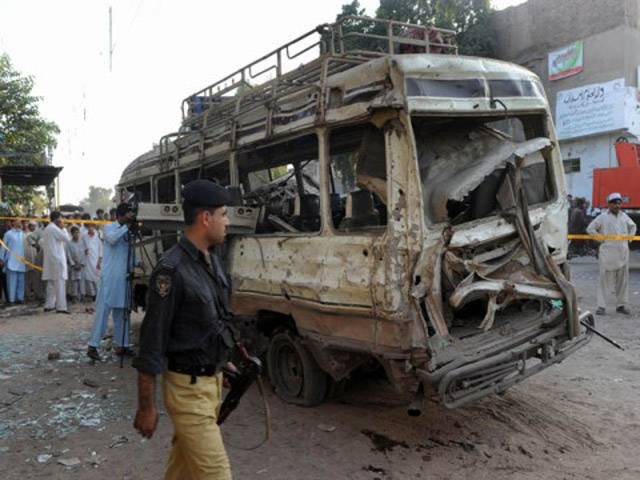 پشاورکےعلاقے کوہاٹ روڈ پر اسکیم چوک کے قریب بم دھماکے میں آٹھ افراد جاں بحق اور تئیس زخمی ہوگئے۔