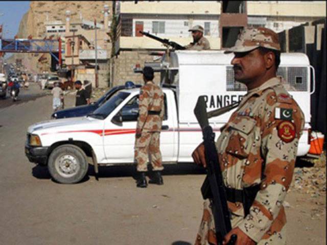 کراچی: منگھوپیر میں رینجرز کا ٹارگیٹڈ آپریشن, کالعدم تنظیم کے دہشت گرد سمیت متعدد افراد کو گرفتار. ملزمان کےقبضےسےبارودی مواد، سرنگیں اور اسلحہ بھی برآمد۔