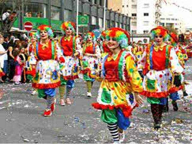 برازیل کی سڑکوں پر مسخروں نے رنگ اور مسکراہٹیں بکھیر دیں۔