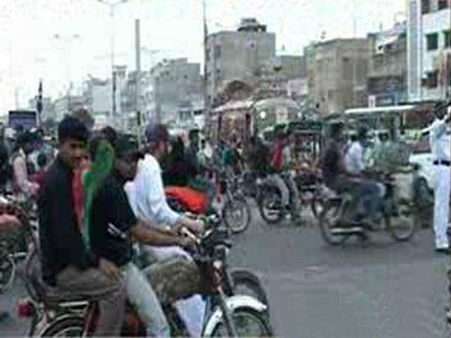 عید میلاد النبی کےموقع پرکراچی سمیت سندھ کےسات اضلاع میں صبح آٹھ بجے سے موٹرسائیکل کی ڈبل سواری پر پابندی عائد کردی گئی.