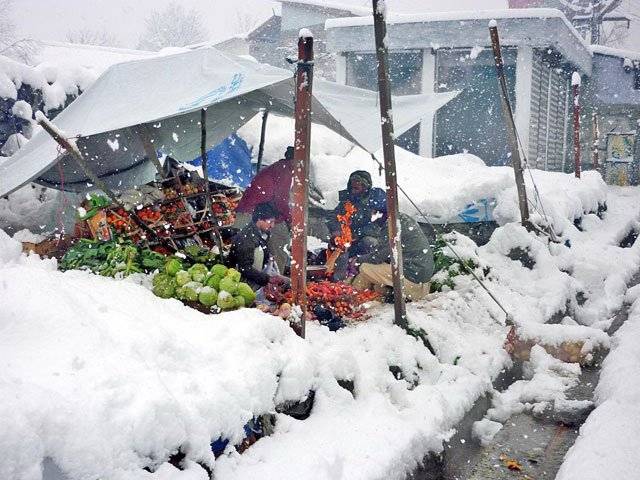 ملک کے مختلف علاقوں میں وقفے وقفے سے بارش کا سلسلہ جاری، چترال میں شدید برفباری سے راستے بند ہوگئے.