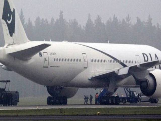 کراچی سے ٹورنٹو جانے والی پرواز پی کے783 میں فنی خرابی ہوجانے کے باعث ہنگامی لینڈنگ کی گئی تاہم لینڈنگ کے دوران جہاز میں سوار مسافر اور عملہ محفوظ رہا۔
