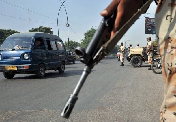 کراچی میں فائرنگ اورتشدد کے واقعات میں تاجر سمیت پانچ افراد جاں بحق ہوگئے جبکہ رینجرز نے کارروائی کرتے ہوئے کالعدم تنظیم کے سابق امیر کو حراست میں لےلیا۔
