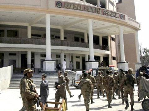 دہشت گردوں نے پشاور کا امن پھر تباہ کردیا، جوڈیشل کمپلیکس کے قریب خود کش حملے میں دو پولیس اہلکاروں سمیت چار افراد جاں بحق اورچھبیس زخمی ہوگئے۔