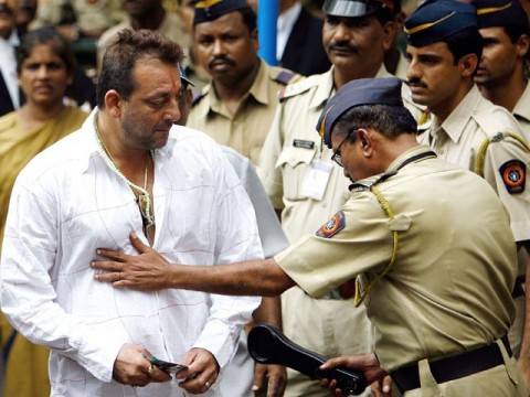 بھارتی سپریم کورٹ نے انیس سو ترانوے میں ممبئی میں ہونے والے حملوں کے الزام میں بالی ووڈ اسٹار سنجے دت کو پانچ سال کےلیے جیل بھجوانے کا حکم دے دیا