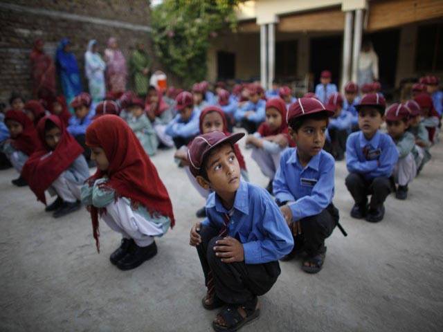 پنجاب اور سندھ کے تعلیمی اداروں میں گرمیوں کی چھٹیوں کے شیڈول کا اعلان کردیا گیا، پنجاب میں یکم سے جبکہ سندھ میں چودہ جون سے تعلیمی ادارے بند رہیں گے۔