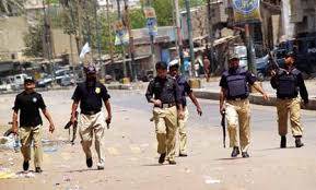 کراچی کے علاقے لیاری بہار کالونی میں رینجرز اور پولیس سے مقابلے میں گینگ وار کا اہم کارندہ ہلاک ہو گیا۔ترجمان رینجرز کے مطابق ملزم چار افراد کے قتل سمیت سنگین جرائم میں ملوث تھا۔
