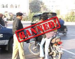  کراچی میں تین دن کیلئے موٹرسائیکل کی ڈبل سواری پر پابندی عائد کر دی گئی ہے۔ پابندی کے احکامات وزارت داخلہ سندھ کی جانب سے جاری کیے گئے ہیں 