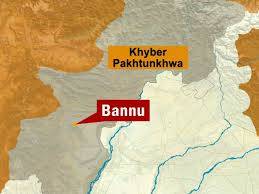 بنوں میں فورسز کےساتھ جھڑپ میں تین دہشت گرد مارے گئے، جبکہ پشاورمیں ایک گاڑی پر فائرنگ کے نتیجےمیں چارافراد جاں بحق ہوگئے۔ 