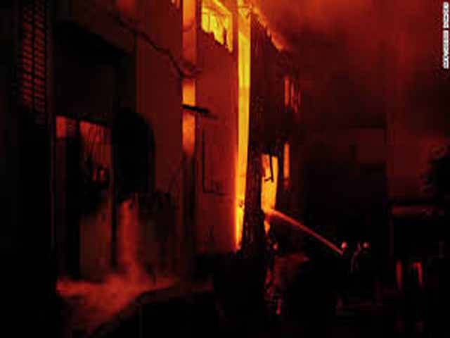 کراچی کے علاقے سائٹ ایریا میں ٹیکسٹائل فیکٹری میں لگی آگ نے شدت اختیار کرلی