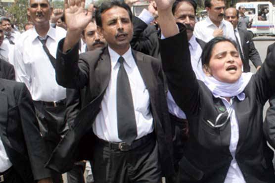  وکلاء کی جانب سے احتجاجی مظاہرے اورریلیاں نکالی جارہی ہے ،وکلاء کی ہڑتال کے باعث عدالتی امورٹھپ ہوگئے