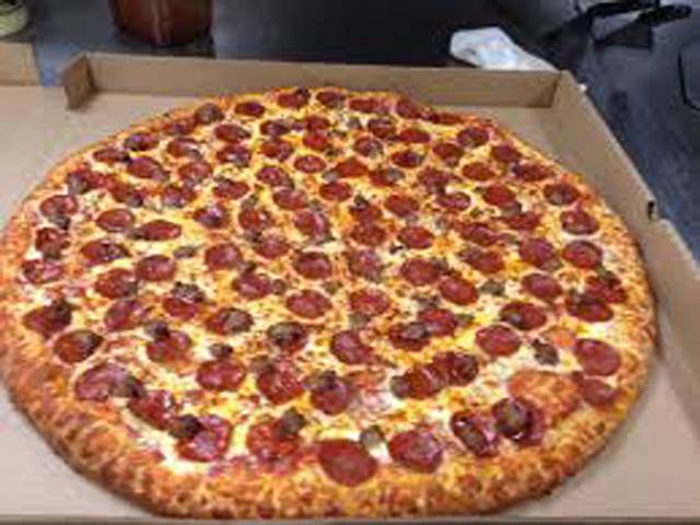 اٹلی میں جاری میلان ایکسپو دو ہزار پندرہ کے دوران اطالوی شیفز نے مل کر دنیا کا سب سے بڑا پیزا بنالیا