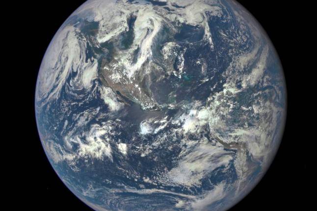 ناسا کی جانب سے سورج کی مکمل روشنی میں خلائی سیارے سے لی گئی زمین کی زمین کی دس ایسی تصاویر جاری کی گئی ہیں جن میں زمین پر سورج کی روشنی پڑ رہی ہے 