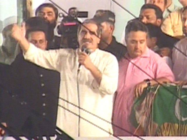 وزیر ریلوے خواجہ سعد رفیق نے عمران خان کو انٹرنیشنل آوارہ گرد کا خطاب دے دیا
