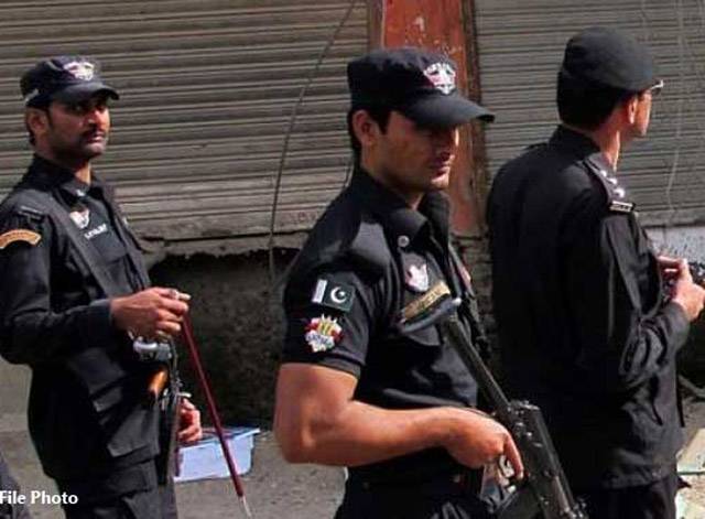 پشاور: پولیس اور فورسز نے سرچ آپریشن میں بائیس غیرملکیوں سمیت پچاس سے زائد مشتبہ افراد کو گرفتار کرکے اسلحہ اور منشیات برآمد کرلی