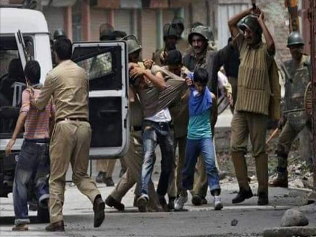  مقبوضہ کشمیر: بھارتی فوج کے نہتے کشمیریوں پر مظالم جاری , 50 سے زائد نوجوانوں گرفتار 