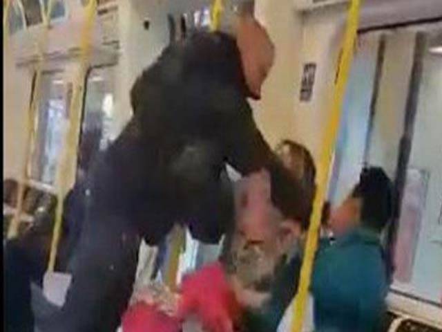  لندن: میٹرو ٹرین میں برطانوی نسل پرست نے پاکستانی نژاد مسلمان کو تھپڑ ماردیا 