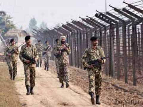 بھارتی فوج نے سیز فائر معاہدے کی دھجیاں بکھیرتے ہوئے پاکستانی سرحدوں پر اندھا دھند فائرنگ کی اور گولے برسائے
