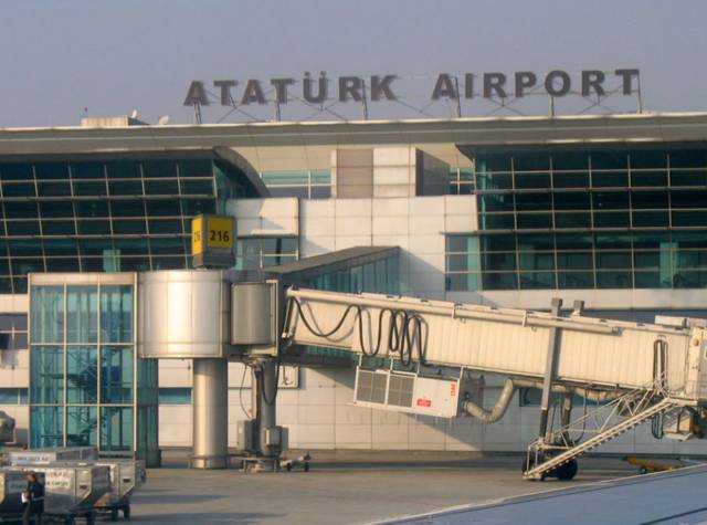 ترکی کے اتا ترک ایئر پورٹ پر فائرنگ سے خوف و ہراس پھیل گیا 