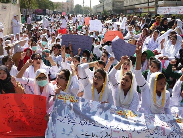 کراچی:سرکاری ہسپتالوں کی نرسوں کا احتجاج تیسرے روز بھی جاری