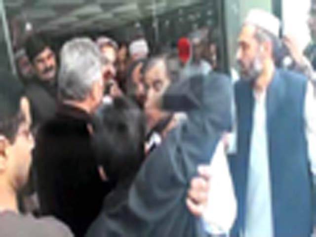 قومی اسمبلی: عمران پرتنقید، تحریک انصاف کے مراد سعید نے ن لیگ کے جاوید لطیف کو مکا دے مارا