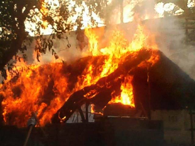 بھارتی ریاست گجرات میں مسلم کش فسادات , ایک شخص شہید, 14 زخمی، درجنوں گھر نذر آتش
