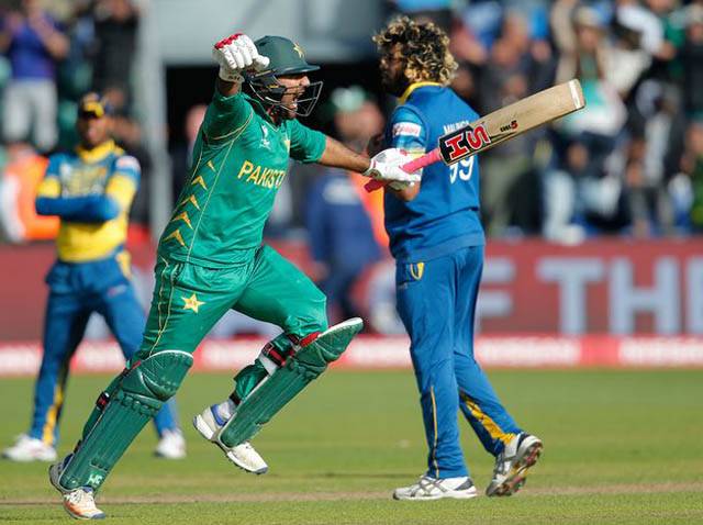 پاکستان نے چیمپئنز ٹرافی کے اہم میچ میں سری لنکا کو شکست دے کر سیمی فائنل کے لیے کوالیفائی کر لیا 