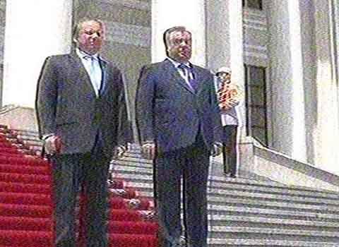 وزیر اعظم نواز شریف دو روزہ دورے پر تاجکستان پہنچ گئے