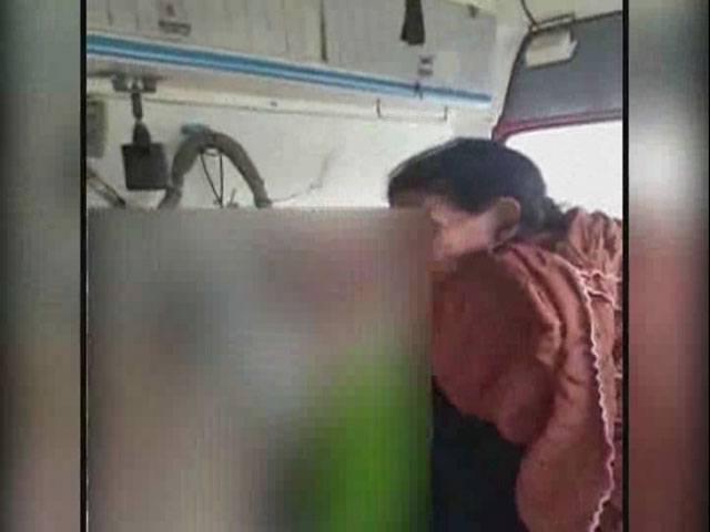  تاندلیانوالہ : ہسپتال انتظامیہ کا داخل کرنے سے انکار، خاتون نے ایمبولینس میں بچے کو جنم دیدیا 