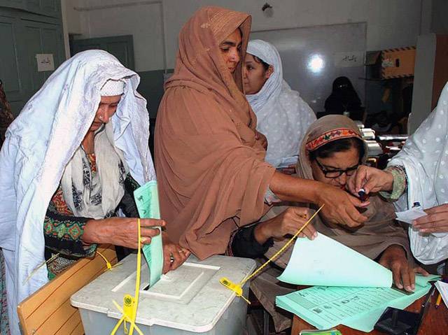 پشاور:این اے 4 ضمنی انتخاب, پہلی بار الیکٹرانک ووٹنگ مشینوں کا استعمال کیا گیا , خواتین کی بڑی تعداد نے ووٹنگ میں حصہ لیا