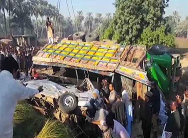 خیرپور:کوئلے سے بھرا ٹرک مسافر وین پر الٹ گیا،17مسافر جاں بحق، 5 زخمی