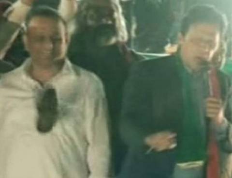  گجرات میں ایک شخص نے عمران خان کی جانب جوتا اچھال دیا جو قریب کھڑے تحریک انصاف کےرہنما عبدالعلیم خان کو جا لگا