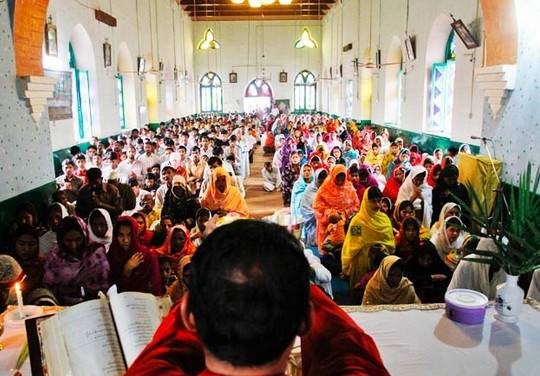 پاکستان سمیت دنیا بھر میں مسیحی برادری آج ایسٹر منارہی ہے