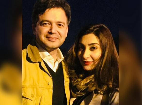 پاکستانی اداکارہ عائشہ خان نے شادی کا اعلان کر دیا،منگیتر کے ساتھ تصویر سوشل میڈیا پر وائرل