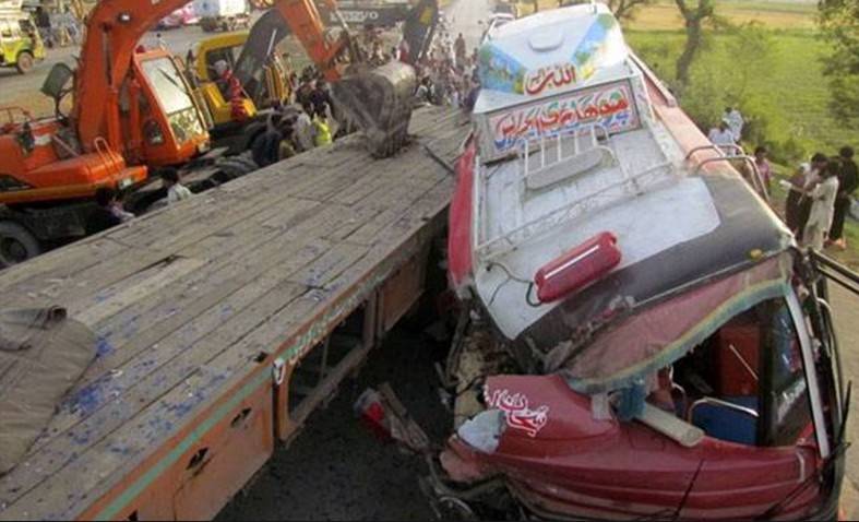فیصل آباد:بس اور ٹریلر میں تصادم ,4 افراد جاں بحق، 11 زخمی