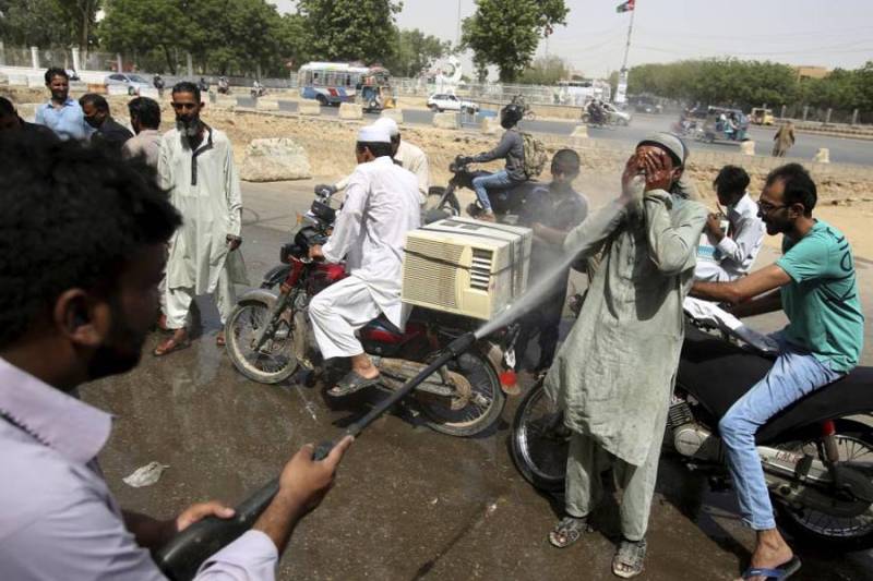 کراچی : 4روز کیلئے ہیٹ ویوز کا آغاز ، جمعرات کو پارہ 44ڈگری تک جانے کا امکان