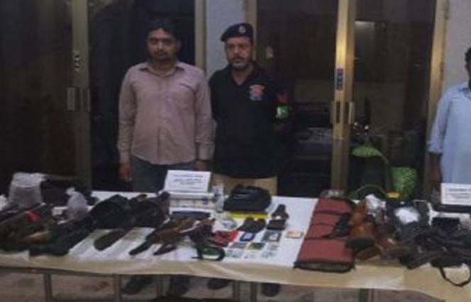 کراچی میں پولیس اور رینجرز کی کارروائی، اسلحہ کی کھیپ پکڑ لی