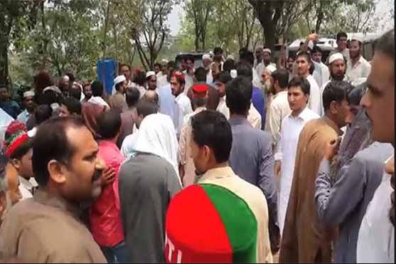 پی ٹی آئی کارکنوں کاعمران خان کی رہائش گاہ کےباہرٹکٹوں کی غیرمنصفانہ تقسیم کے خلاف احتجاج