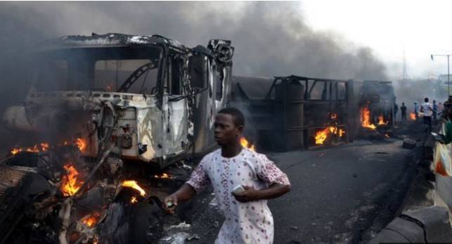  نائیجیریا :آئل ٹینکر میں دھماکا، 9 افراد ہلاک، 54 گاڑیاں خاکستر